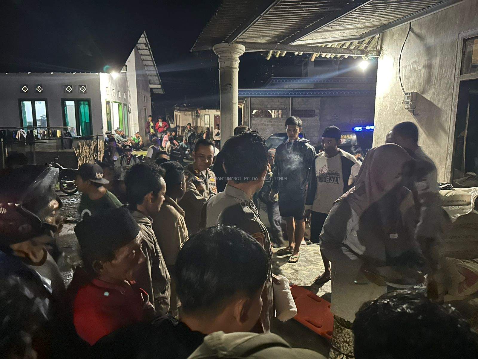 Respon Cepat di Tengah Hutan, Polsek Glenmore Evakuasi Korban Tanah Longsor Lereng Raung dengan Selamat